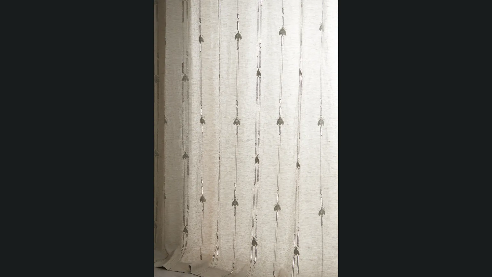 Tenda Phoebe in lino ricamata con api e righe di Mastro Raphael