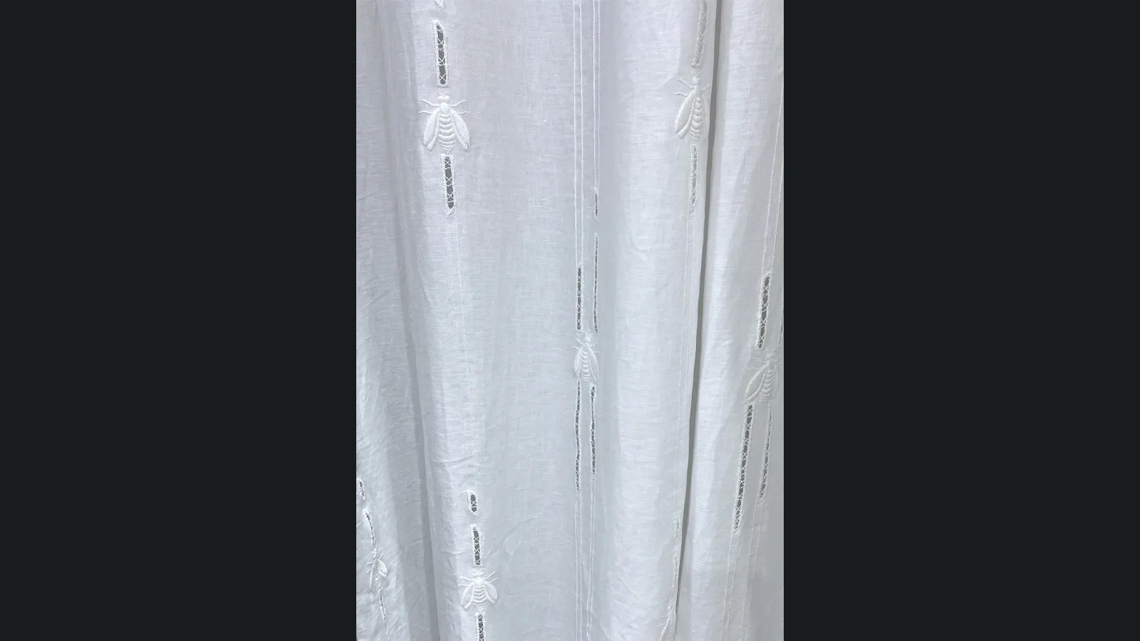 Tenda Phoebe ricamata con api e righe di Mastro Raphael