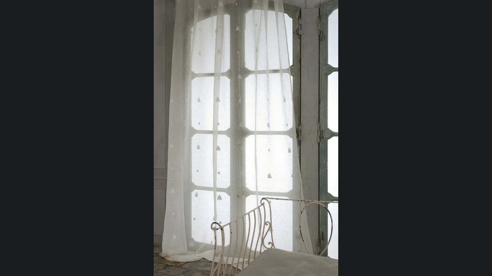 Tenda Quintessential in lino con ricamo Api di Mastro Raphael