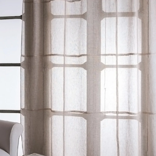 Tenda Quintessential in lino costruita con pannelli quadrati di tessuto leggero, uniti a croquet di Mastro Raphael