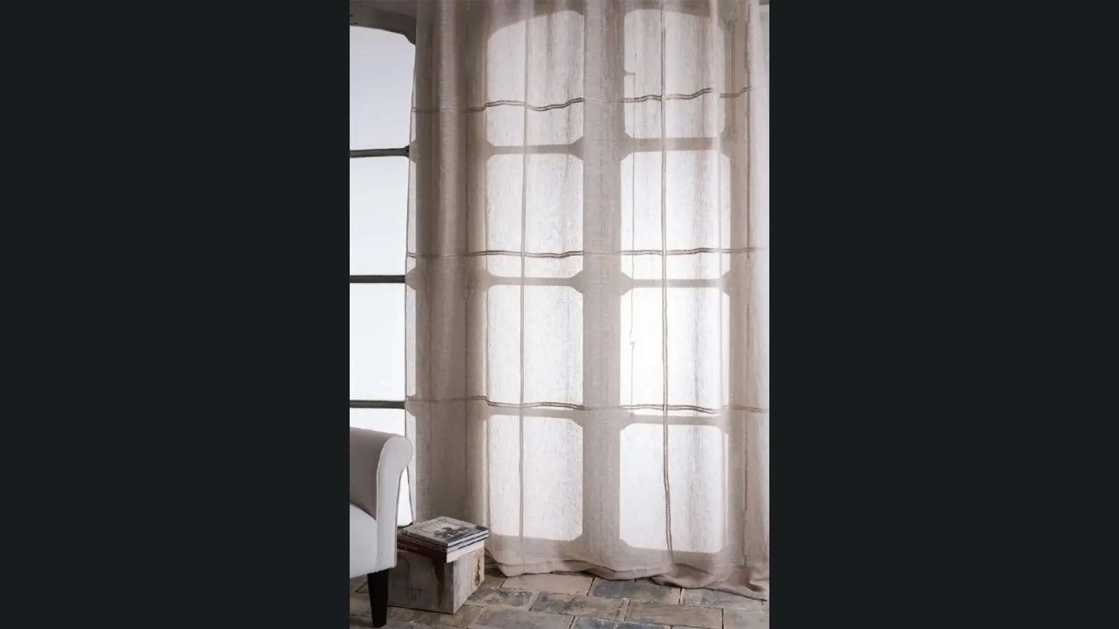 Tenda Quintessential in lino costruita con pannelli quadrati di tessuto leggero, uniti a croquet di Mastro Raphael