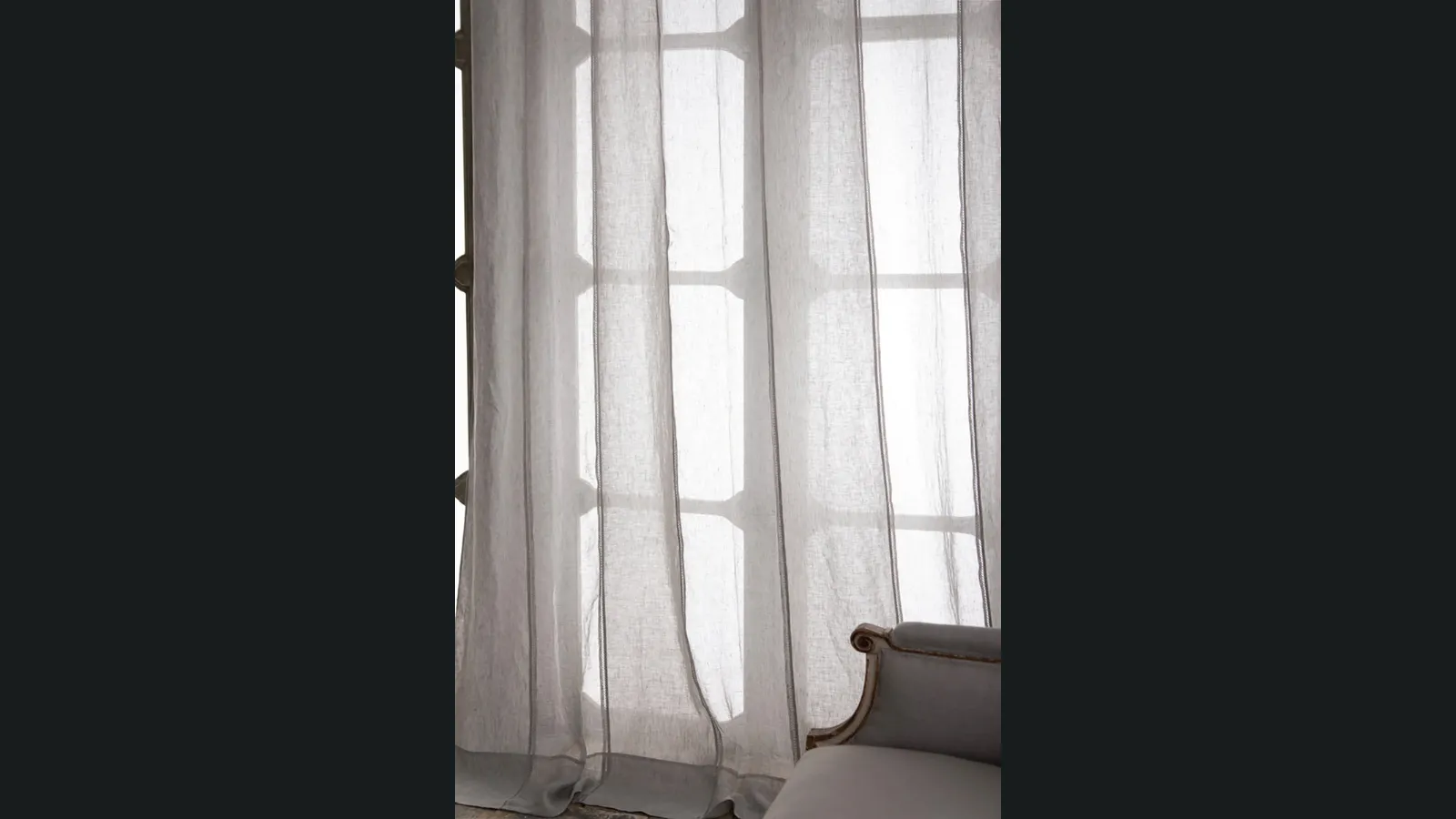 Tenda Quintessential in lino costruita con pannelli verticali alternati di tessuto leggero e pesante, uniti a croquet di Mastro Raphael