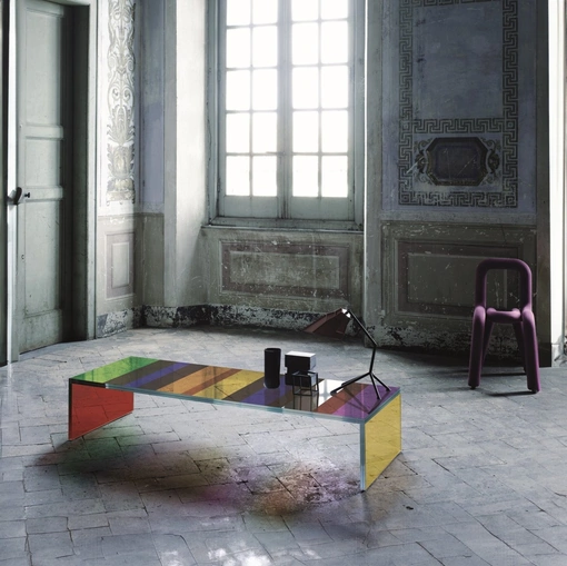 Tavolino The Dark Side of the Moon in vetro con finitura multicromatica di Glas Italia