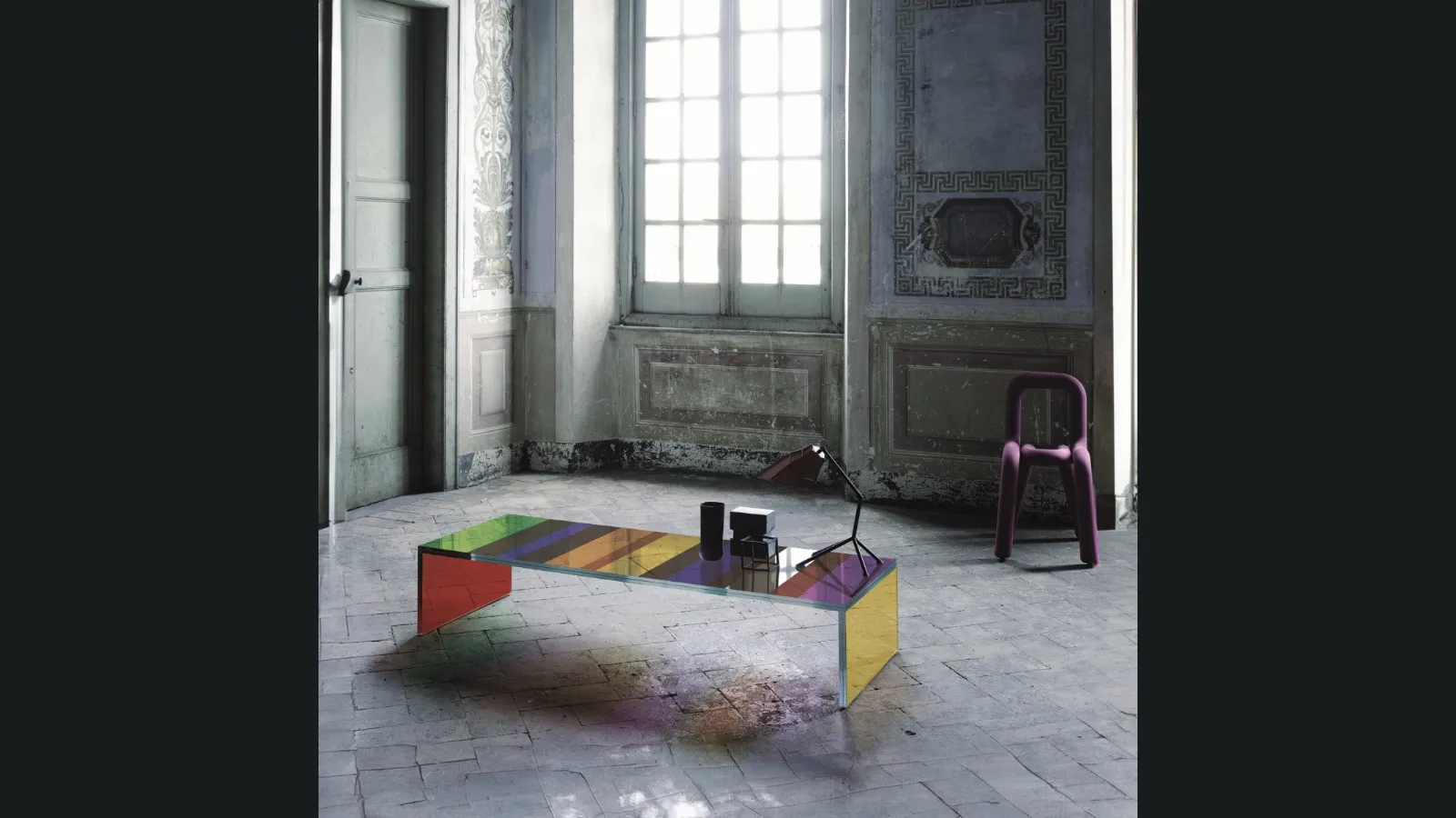Tavolino The Dark Side of the Moon in vetro con finitura multicromatica di Glas Italia