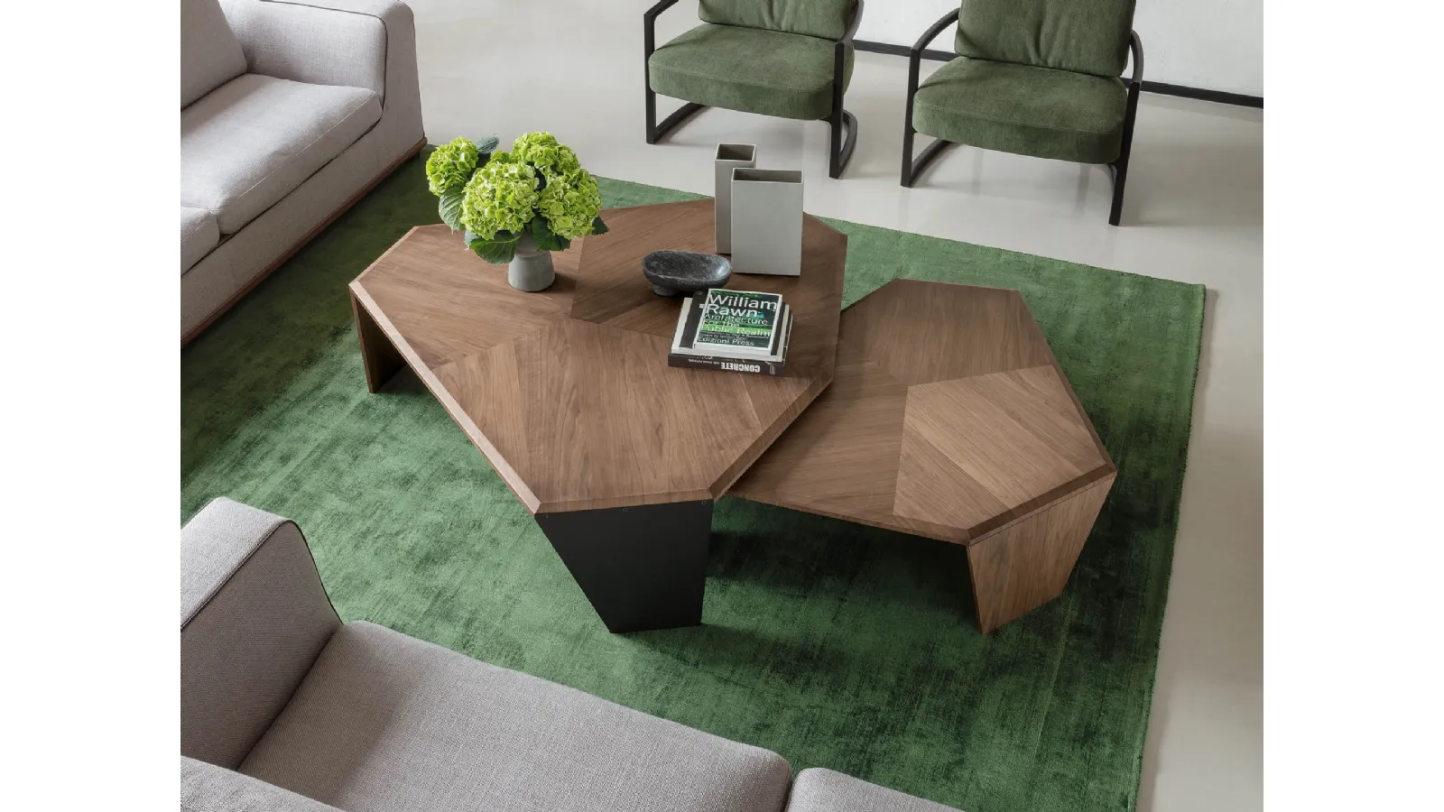 Tavolino dalla forma asimmetrica in noce canaletto con impiallacciatura con motivo ad intarsio incrociato Tortuga di Porada