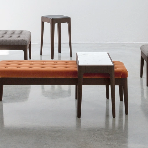 Pouf Webby in tessuto trapuntato e legno di Porada