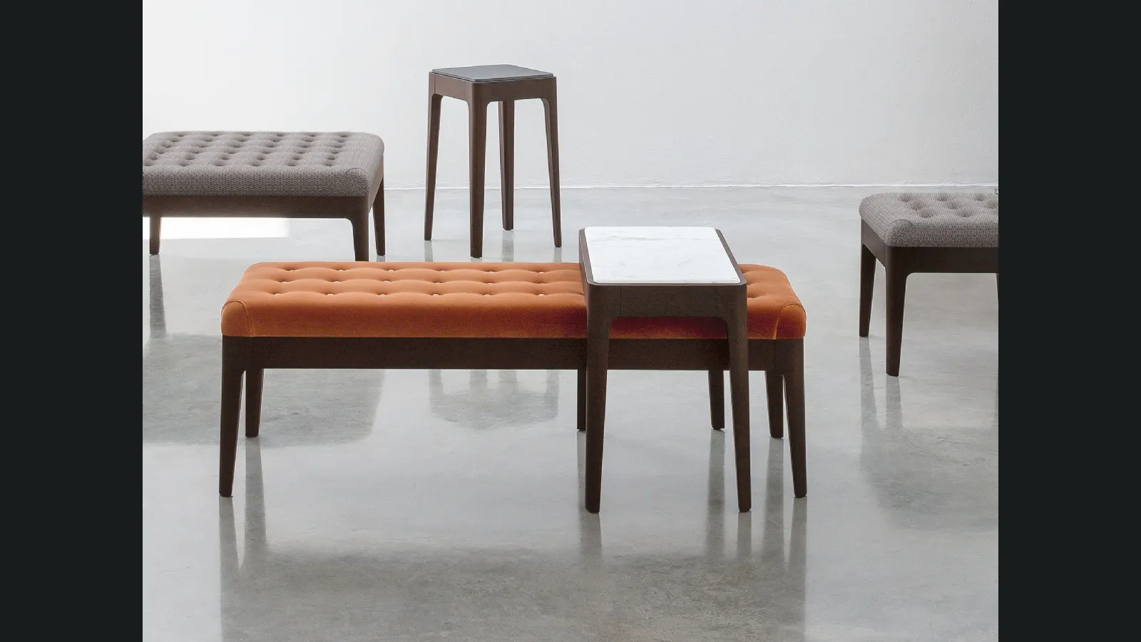 Pouf Webby in tessuto trapuntato e legno di Porada