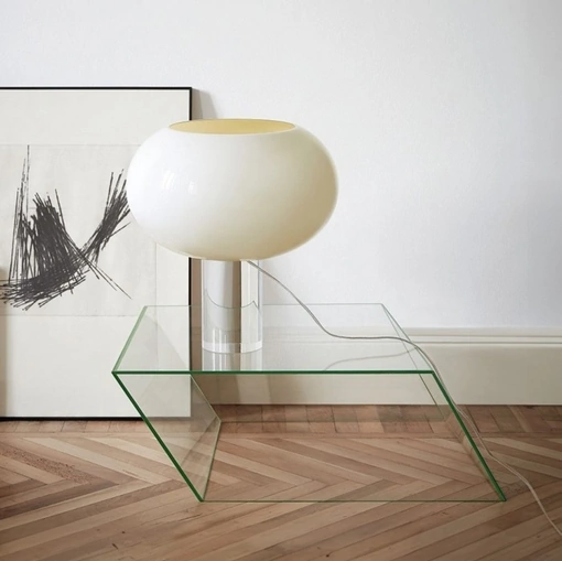 Tavolino Wireframe a forma di parallelepipede storto in vetro extralight di Glas Italia