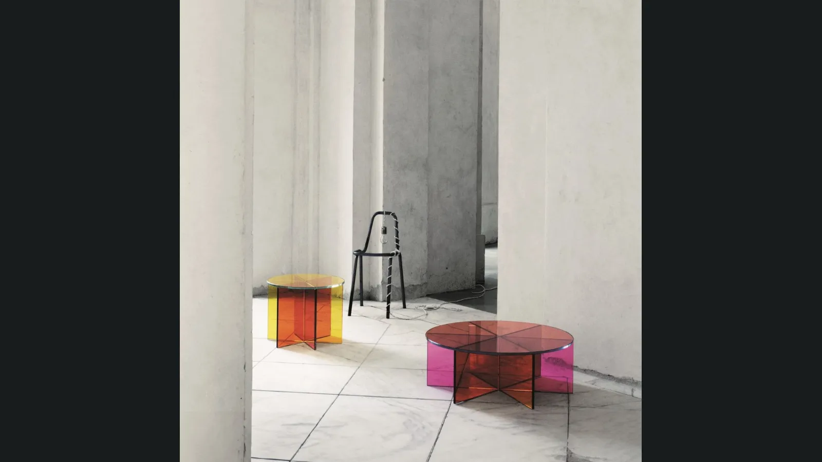 Tavolino XXX in cristallo trasparente colorato di Glas Italia
