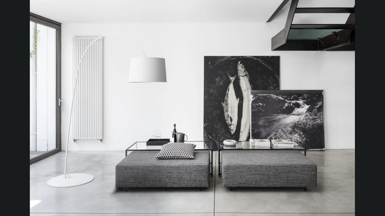 Tavolino in vetro e metallo con Pouf in tessuto Zoom Pouf di Mogg