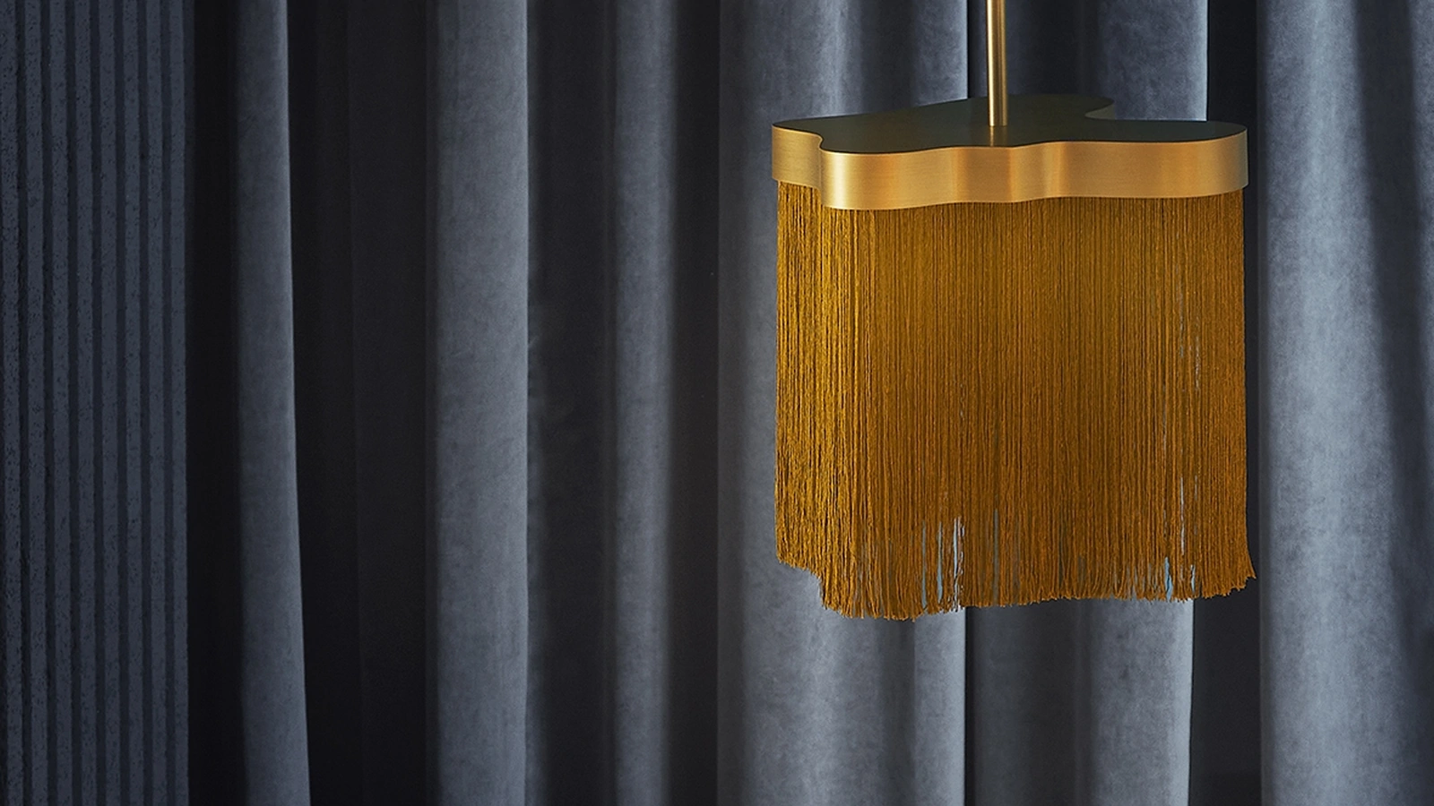 Lampada a sospensione in ottone con frange Arcipelago di Contardi