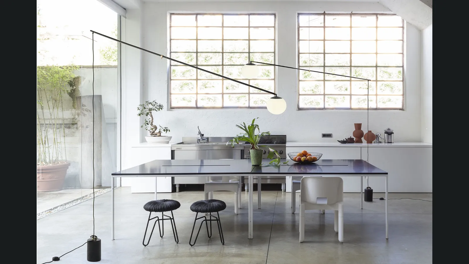 Lampada a sospensione con sottile struttura in metallo nero Bitta di Mogg