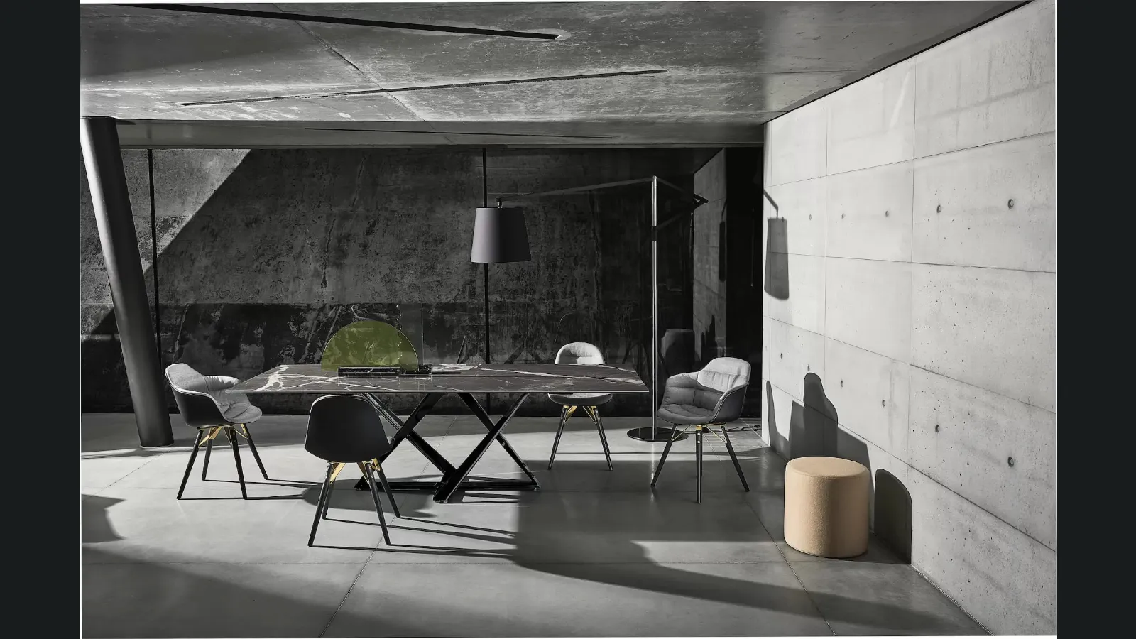 Lampada da terra Cloe con paralume in tessuto e struttura in acciaio laccato di Bontempi