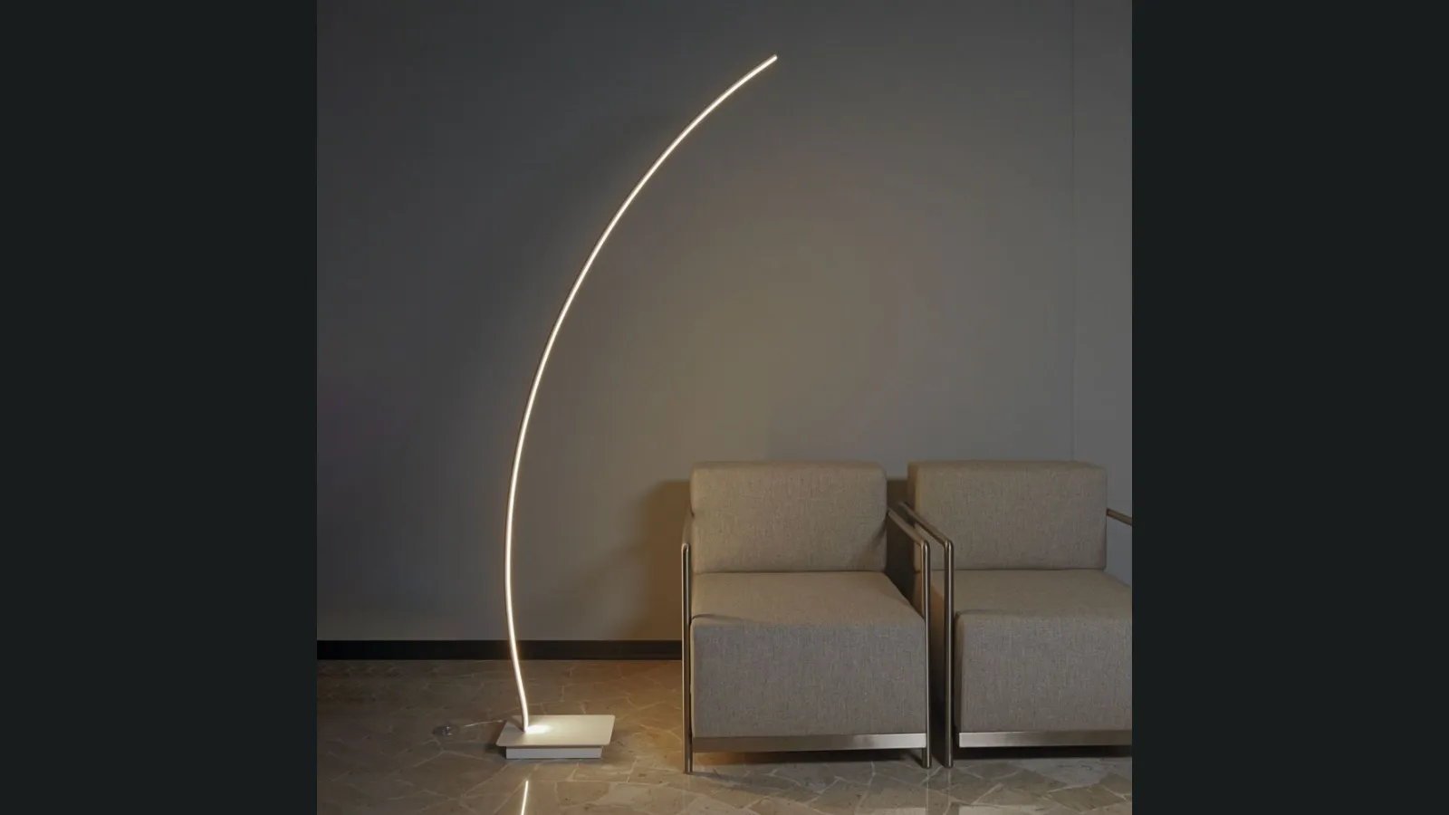 Lampada da terra Bracket di Vivida International