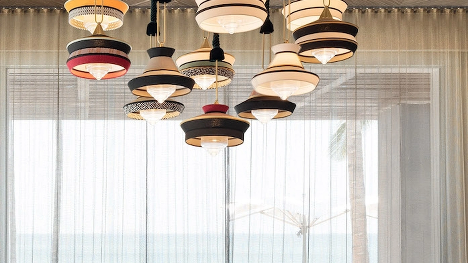 Lampada a sospensione in tessuto e vetro Calypso di Contardi