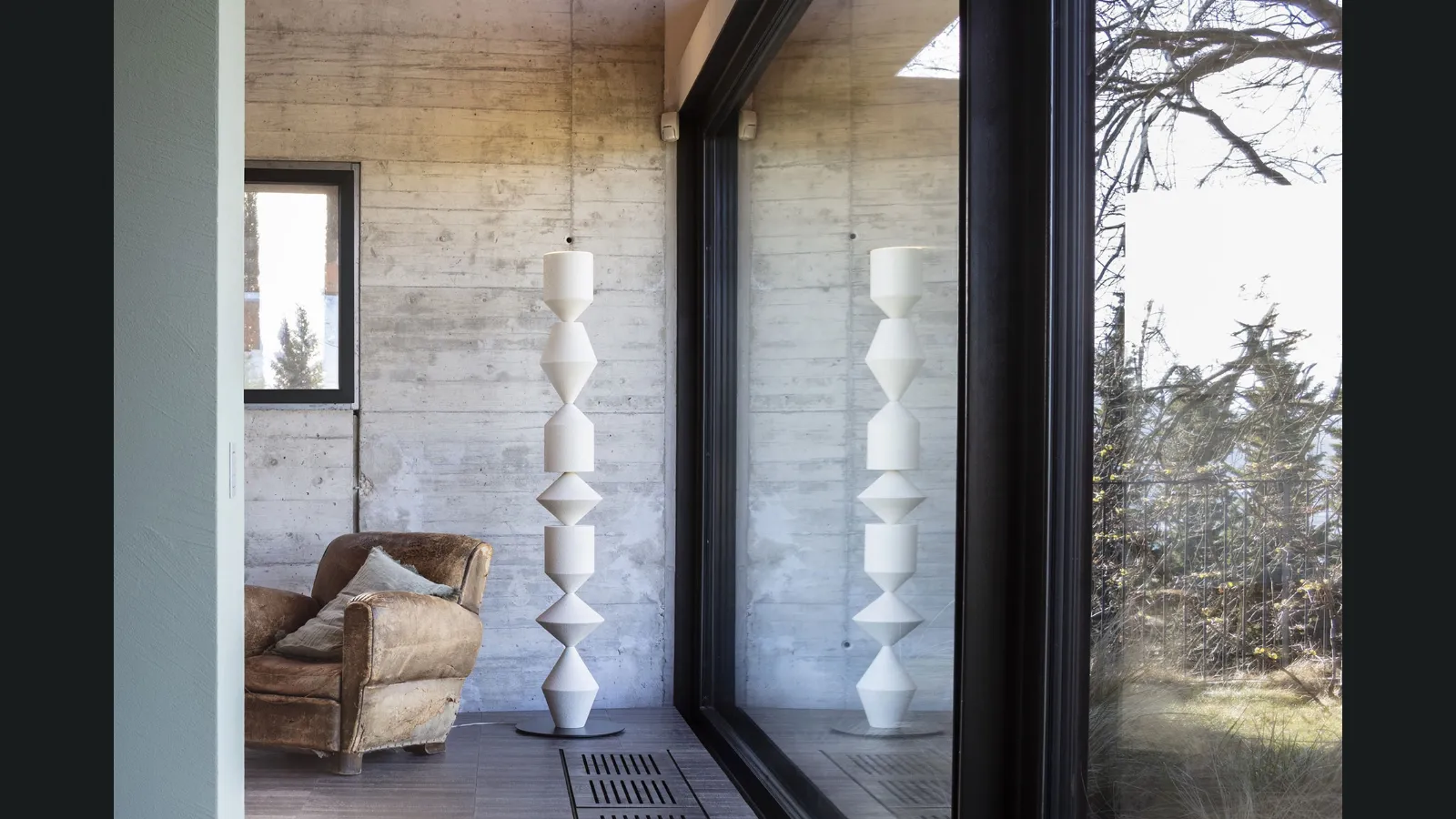 Lampada da terra in legno con finitura materica Costantina di Mogg