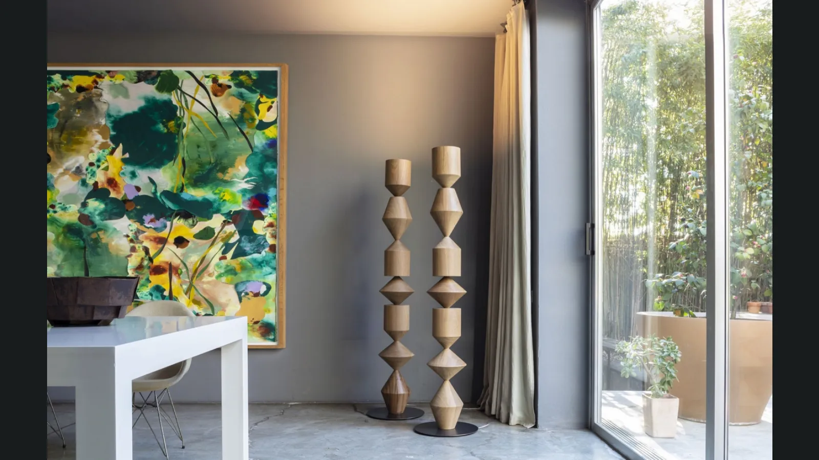 Lampada da terra di design in legno di iroko Costantina di Mogg