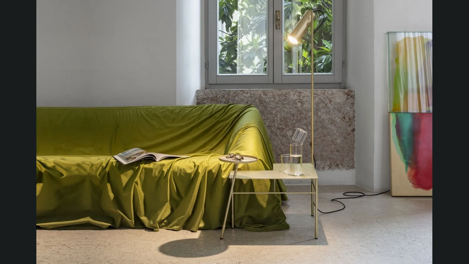 Lampada da terra in metallo con tavolino e piccolo vassoio incorporati Dasè di Mogg