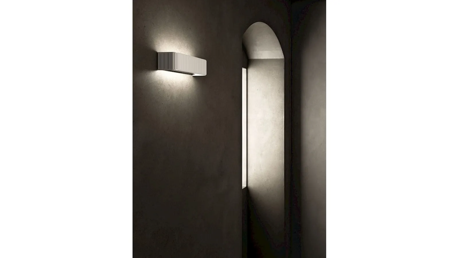 Lampada da parete in alluminio Dresscode di Rotaliana