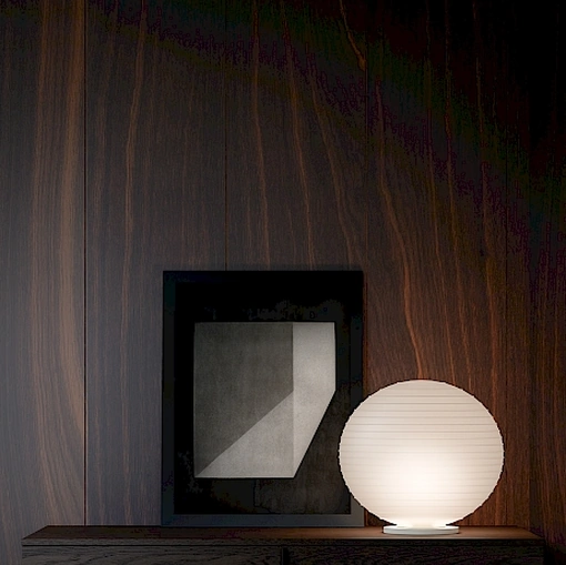 Lampada da tavolo in vetro soffiato caratterizzato da sottili anelli in rilievo Flow Glass di Rotaliana