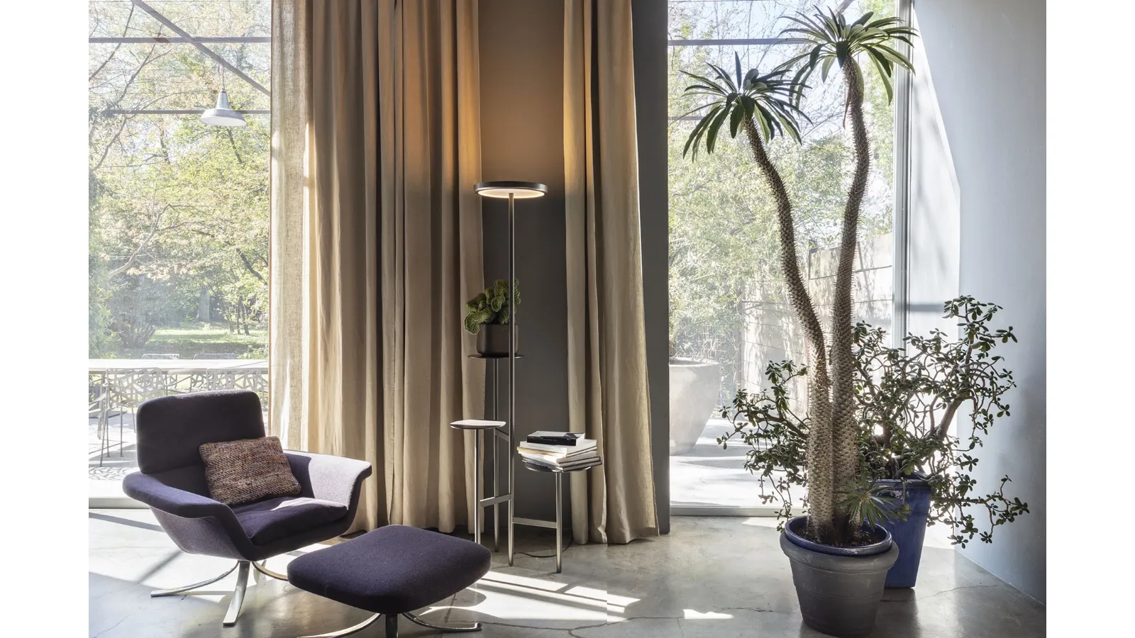 Lampada da terra che unisce luce e piani di appoggio Ikebana Lamp di Mogg