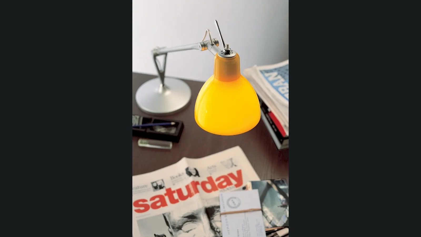 Lampada da tavolo con diffusore in vetro verniciato Luxy di Rotaliana