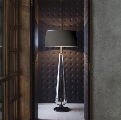 Lampada da terra in vetro soffiato con paralume in tessuto New Classic di Pentalight