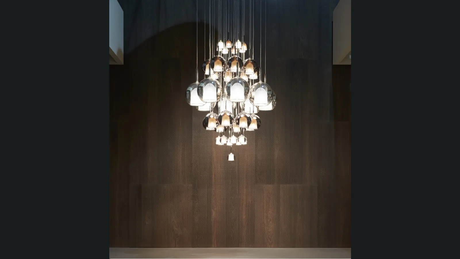 Lampada a sospensione composta da sfere di vetro di dimensioni diverse Glo di Pentalight