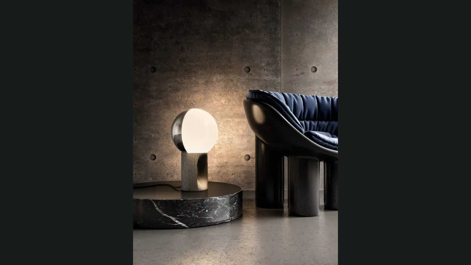 Lampada da tavolo in vetro con base in legno e sfera girevole in vetro bicolore bianco e argento Je Suis di Pentalight