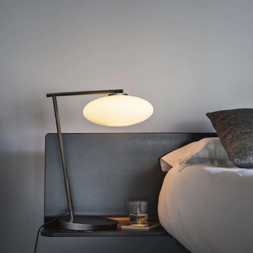 Lampada da tavolo in metallo con diffusore in vetro ovale Mamì di Pentalight