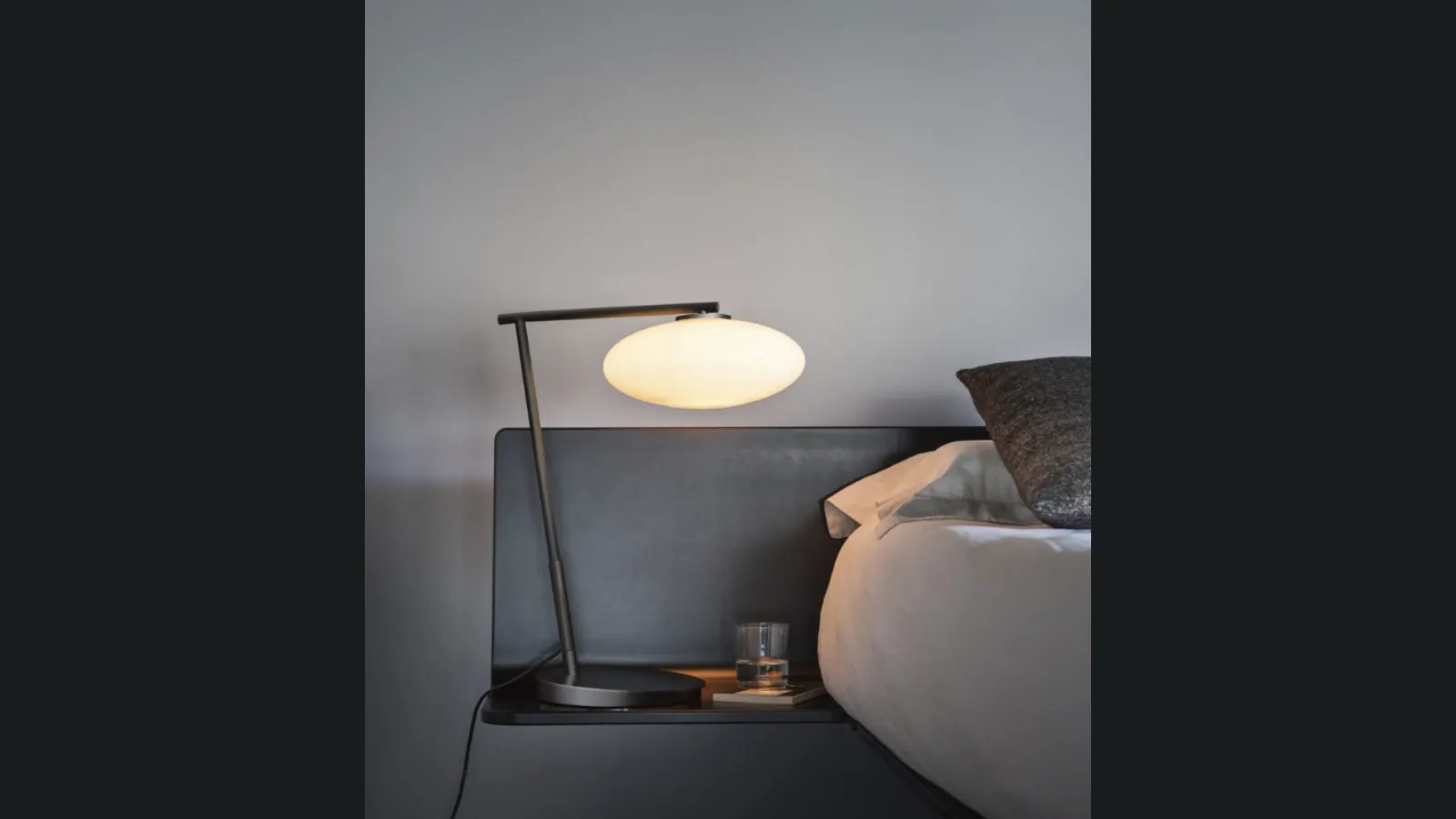 Lampada da tavolo in metallo con diffusore in vetro ovale Mamì di Pentalight