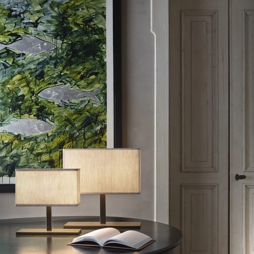 Lampada da tavolo con struttura in metallo e paralume in tessuto Tosca di Pentalight