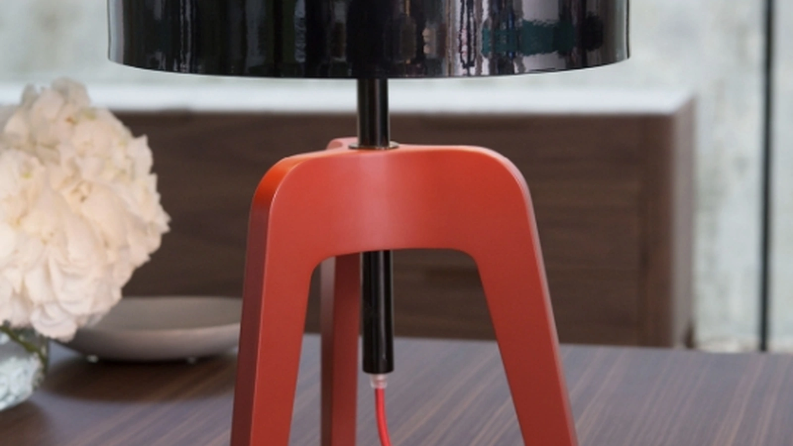 Lampada da tavolo in legno laccato Pileo di Porada