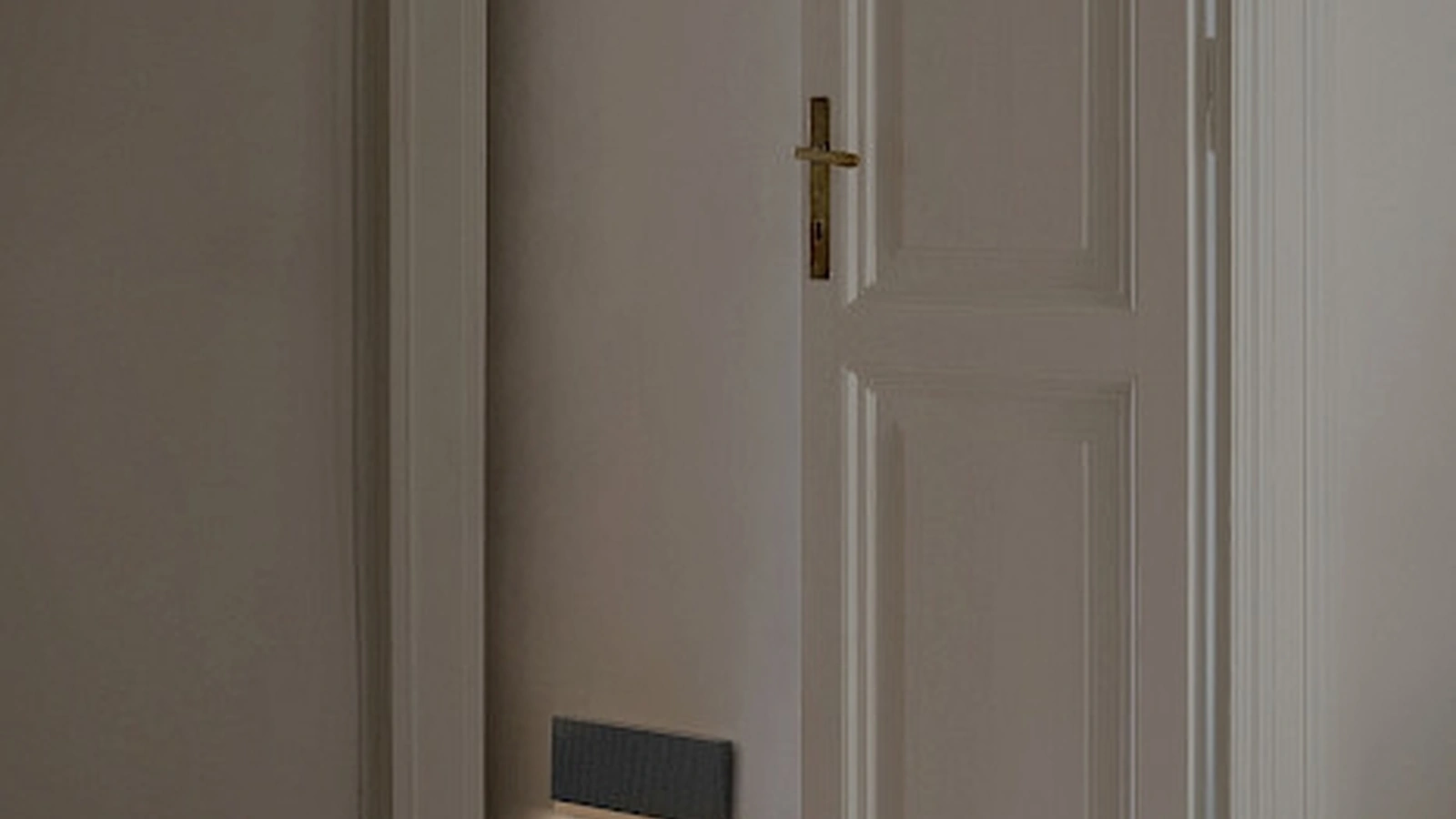 Lampada da parete Pochette realizzata in alluminio di Rotaliana