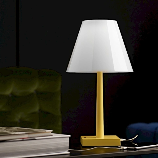 Lampada da tavolo con struttura in metallo e diffusore in policarbonato Dina+ di Rotaliana