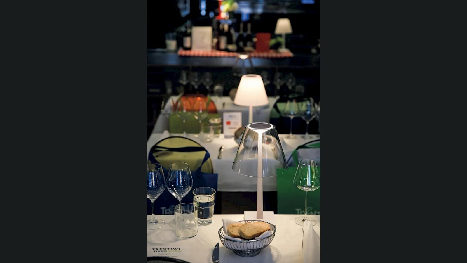 Lampada da tavolo con struttura in metallo e diffusore in policarbonato Dina+ di Rotaliana