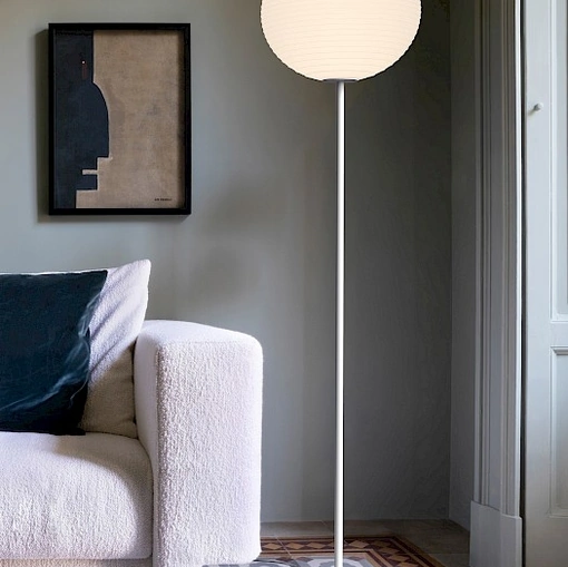 Lampada da terra con diffusore in vetro soffiato caratterizzato da sottili anelli a rilievo Flow Glass di Rotaliana