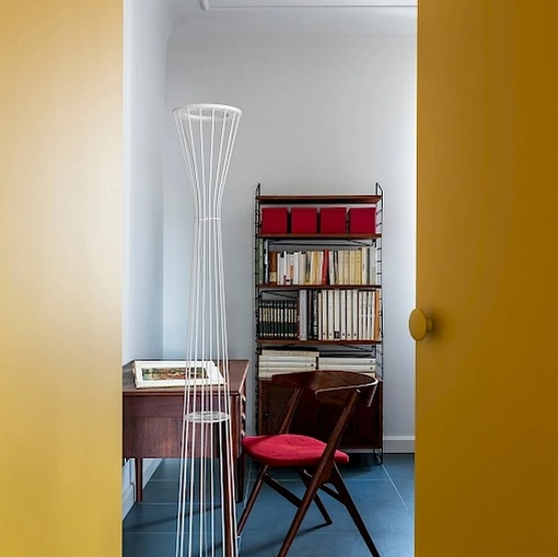 Lampada da terra a luce indiretta, realizzata in tondino di ferro elettrosaldato Lightwire di Rotaliana