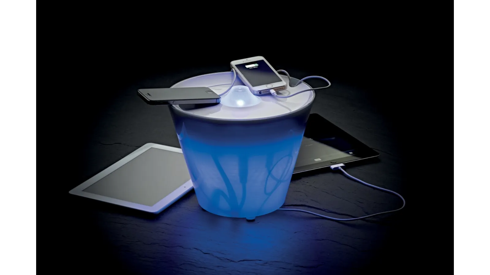 Lampada da tavolo dalla forma di un vaso con funzionalità multiple MultiPot+ di Rotaliana