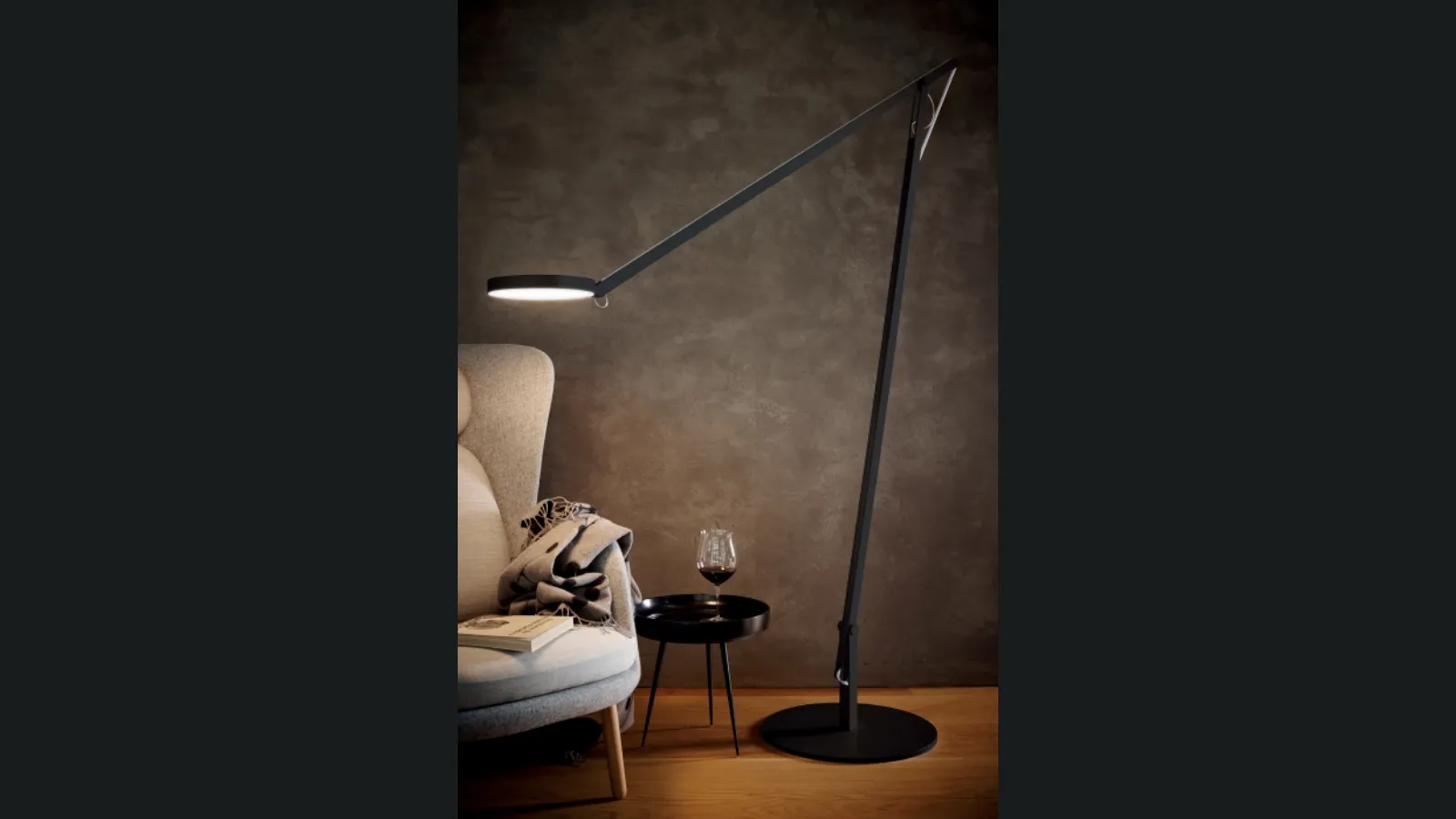 Lampada da terra in alluminio con diffusore orientabile String XL di Rotaliana