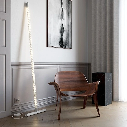 Lampada da terra con esoscheletro tubolare caratterizzato da una sequenza di forature metalliche a forma di esagono irregolare Squiggle di Rotaliana