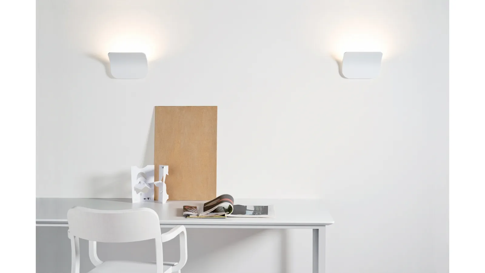 Lampada da parete in alluminio bianco con sottile e sinuosa geometria Tide di Rotaliana