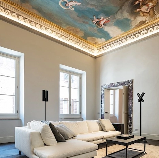 Lampada da terra caratterizzata da due diffusori a luce indiretta e diffusa Tobu di Rotaliana