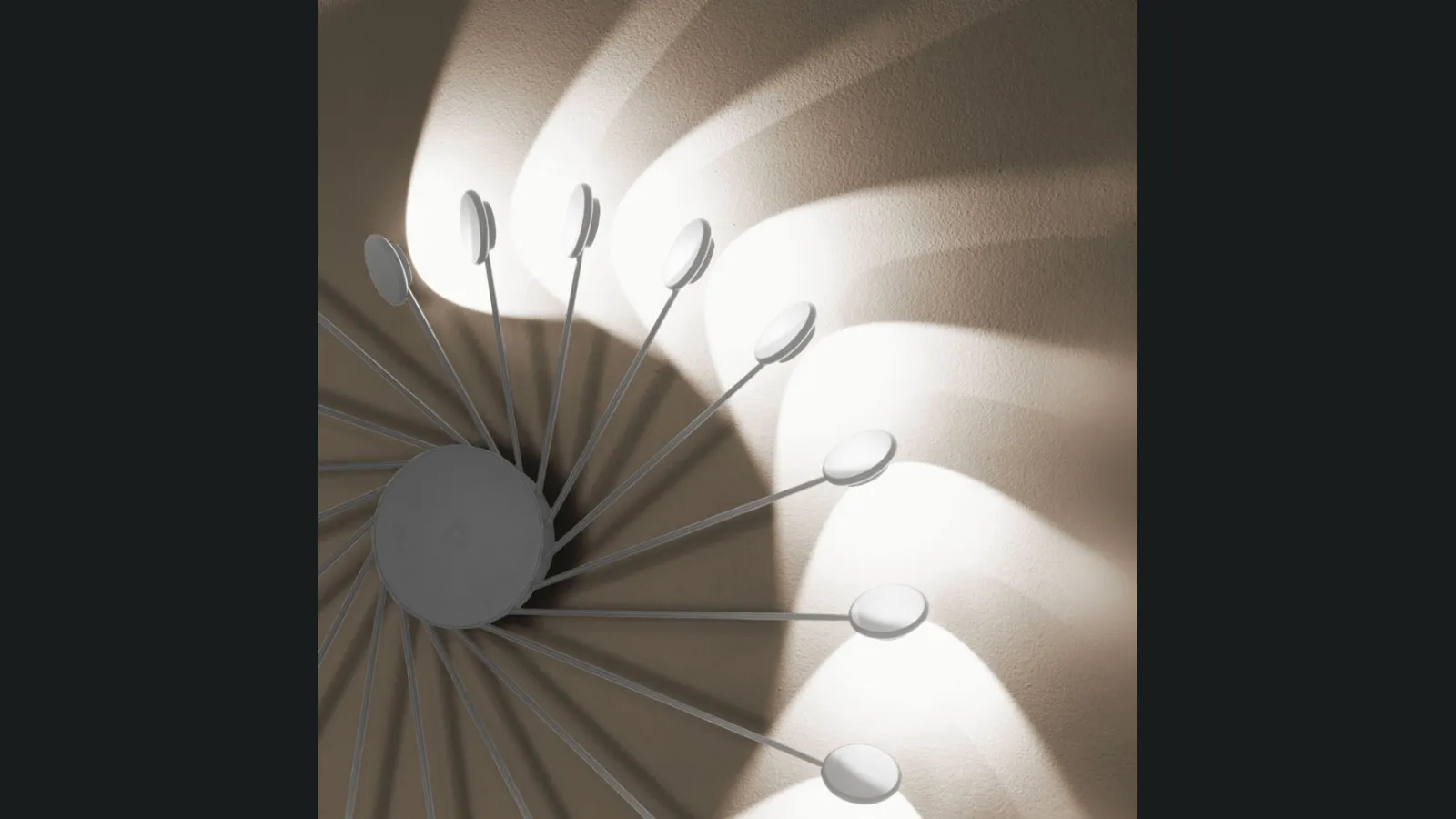 Lampada da parete in metallo verniciato Helix di Vivida International