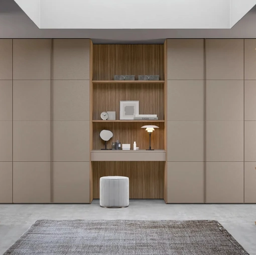 Armadio Atelier con nicchia ad anta battente Soft in ecopelle con elementi a giorno di Adok
