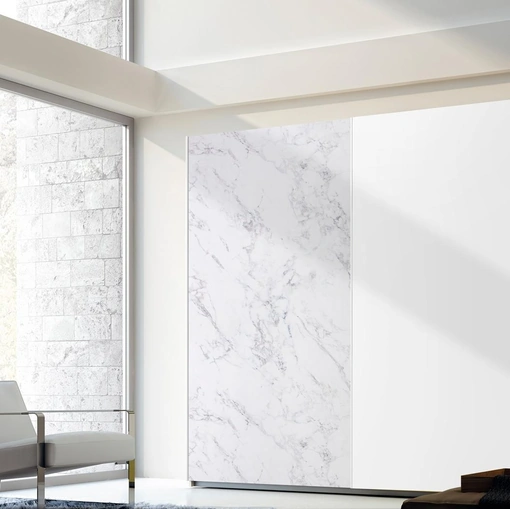 Armadio Anta Scorrevole in melaminico Bianco e  materico effetto marmo di Carrara 28D di Ferrimobili