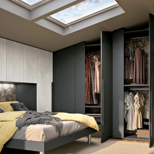 Armadio mansardato su misura e armadio a ponte con schienale in finitura pelle Composizione 07 di Ferrimobili