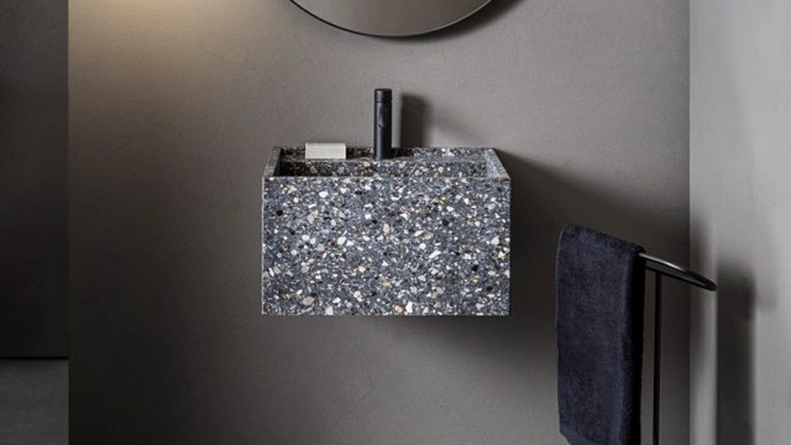 Lavabo Pilar 106 in graniglia nera di Pirovano Bagni