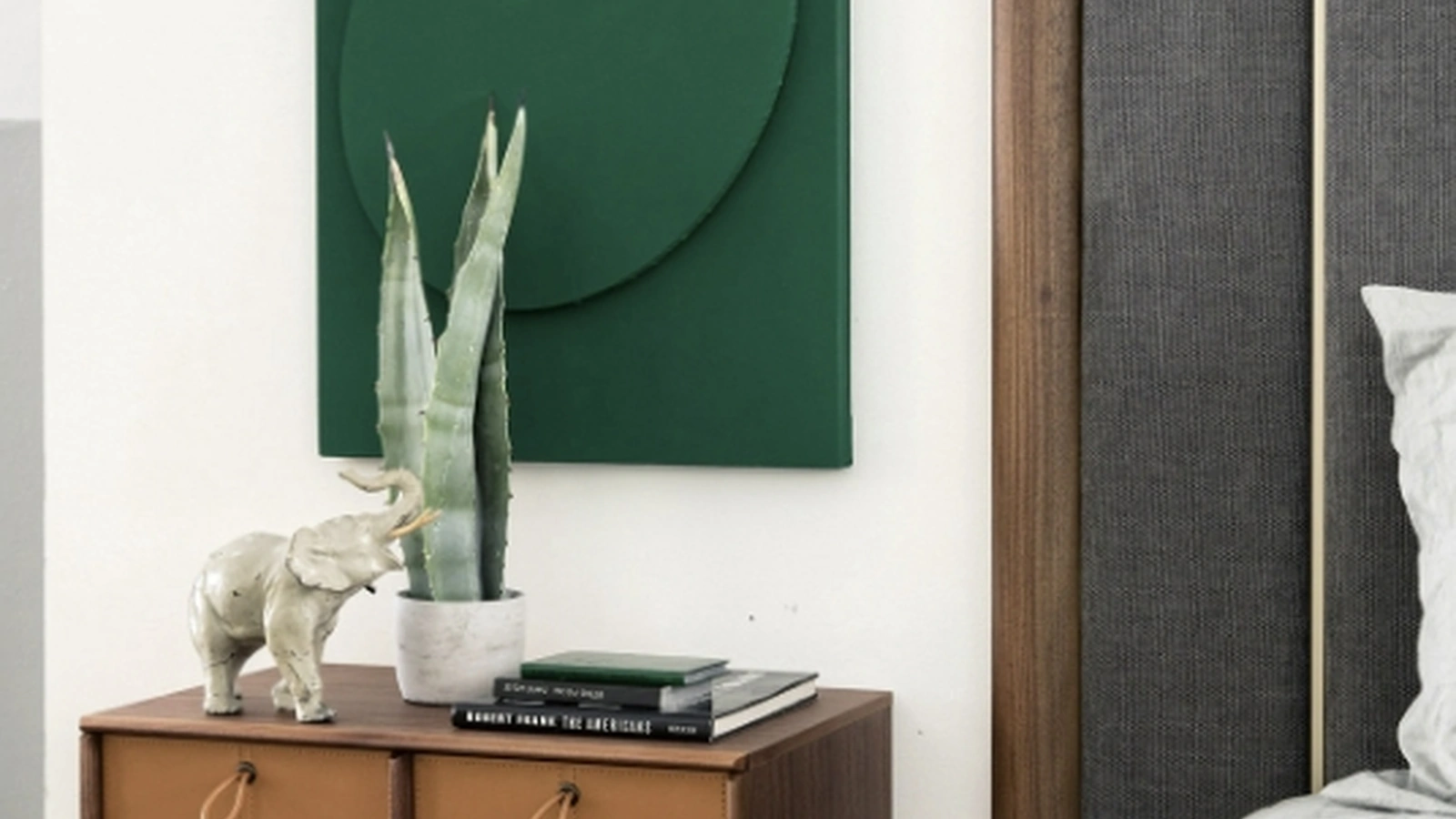 Comodino sospeso Bayus in legno con cassetti in cuoio di Porada