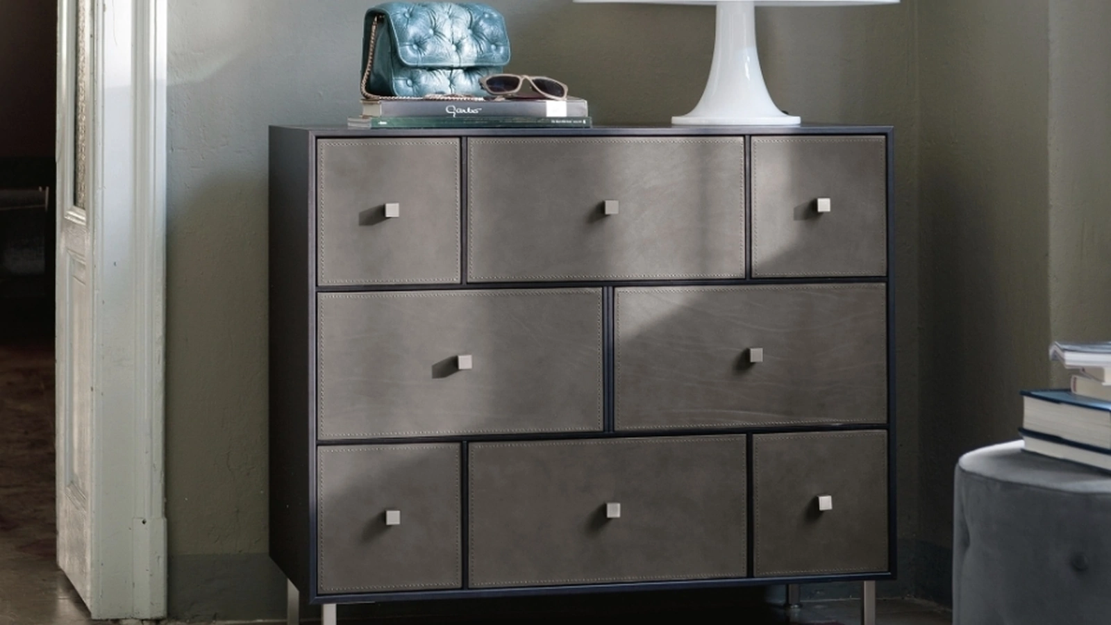 Cassettiera Rucellai in legno con cassetti rivestiti in pelle di Porada